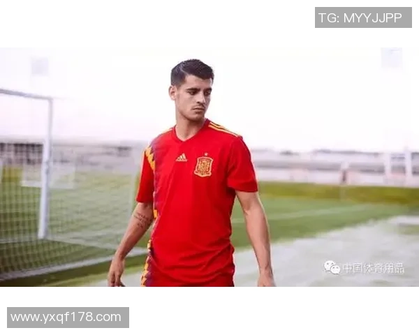 带衣领的足球明星展现时尚魅力与运动精神的完美结合